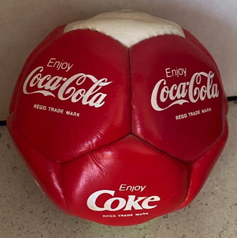 9736a-1 € 5,00 coca cola bal leer rood wit.jpeg